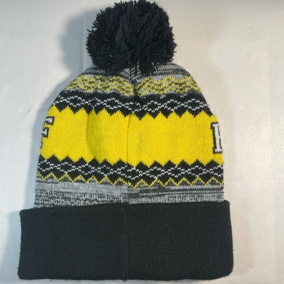 Harry Potter Hufflepuff Logo Crest Knit Cuff Pom Beanie Hat Cap Adult One size - Picture 3 of 7